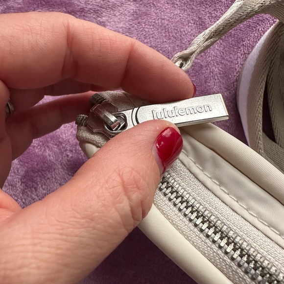 Lululemon- Everywhere Belt Bag - white opal/ raw linen / white! - Picture 6 of 13